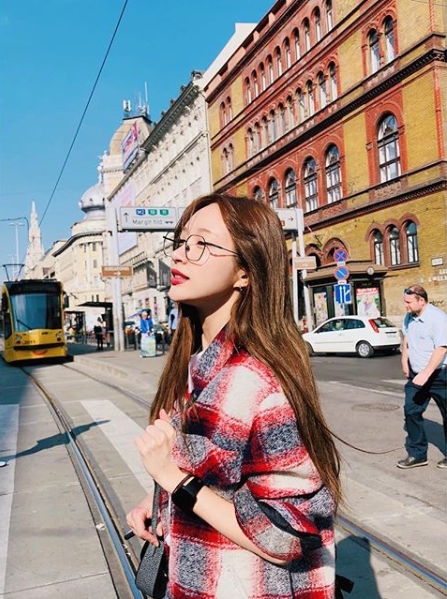 Group EXID Hani has released a photo of a trip to Hungary.Hani posted a photo on his Instagram account on October 11 with the caption: Bye. Budapest (hello Budapest).The picture shows Hani walking along the streets of Budapest, Hungary, with round glasses and a checkered coat, which add to her cute charm, with her sleek jawline and high nose.delay stock