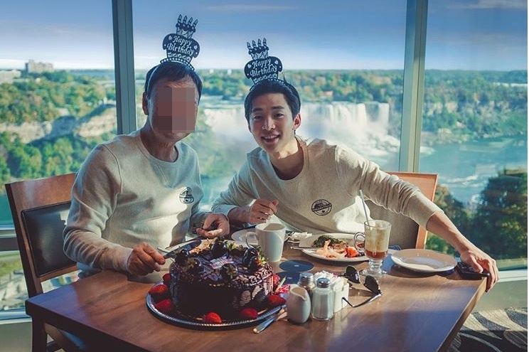 Two shots of singers Henry Lau and Henry Laus father have been released.Henry Lau posted a picture on his instagram on October 11 with an article entitled Sending a birthday with Father for a long time.In the picture, Henry Lau Wealthy is eating Cake with the picturesque Scenery behind her.The unique Cake-shaped headbands the two are wearing capture the Sight.kim ji-yeon