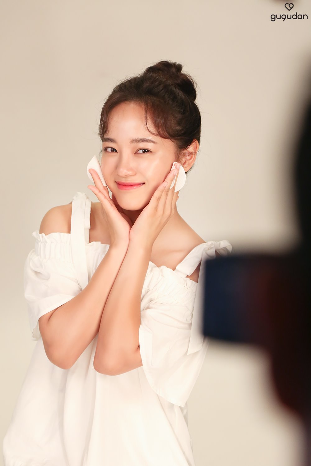 A behind-the-scenes photo of the group Gugudan member Sejeong was released.Gugudans official Instagram page reads Autumn Fairy Kim Se-jeong is clear today.Gugudan Sejeongs advertising shoot behind-cut, which came like a surprise Gift with autumn. Check it now.The picture shows Sejeong smiling brightly in a light blue sleeveless tee, and Sejeongs sparkling skin makes her fresh beauty even more prominent.Sejeongs large, clear eyes also catch the eye.Fans who encountered the photos responded such as Kim Se-jeong is pretty, I have to love and I am a fairy.delay stock