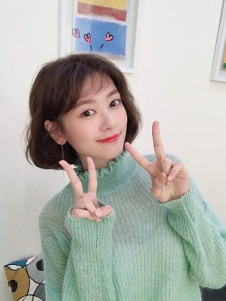The cute beauty of actor Jung So-min has been revealed.Jung So-min, a member of Jellyfish Entertainment, said on October 11, Today is the day of 100 million Byul from the sky. Eugene River - Jung So-min. Mellow Queen Somin.Channel Fixed, with a photo posted.The photo shows Jung So-min taking a V-pose. Jung So-min is smiling at the camera. Jung So-mins untidy white-oak skin and clear, large eyes catch his eye.delay stock