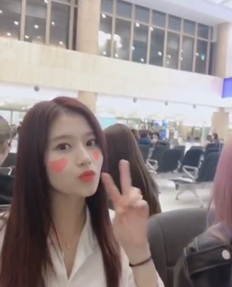 Group TWICE members MOMO, Chae Young, Sana and Dahyuns Japan Departure were released.TWICE Official Instagram posted a video on October 11 with an article entitled Ill be good to go to Asiana.The video shows MOMO, Chae Young, Sana, and Dahyun dressed up as heart ball touch applications on their mobile phones, four members smiling brightly as they stare at the camera.The cute beautiful looks of the members and the cheerful atmosphere stand out.The fans who responded to the video responded such as Euyomi, Beautiful look is the best today and Goodbye.delay stock