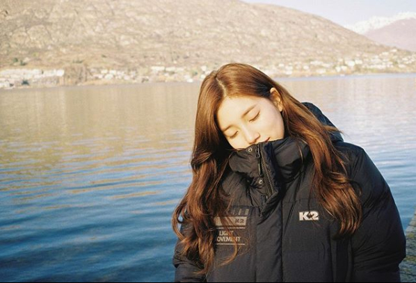 Bae Suzy has been pleased to hear about the recent situation.Bae Suzy uploaded a picture to her Instagram on October 11 with an article entitled Flu Careful.Inside the picture is a picture of Bae Suzy, who is closing his eyes when spraying against the backdrop of the lake; a small figure and a small face that fits into the big padding are impressive.The innocent atmosphere also captures Sight.sulphur-su-yeon