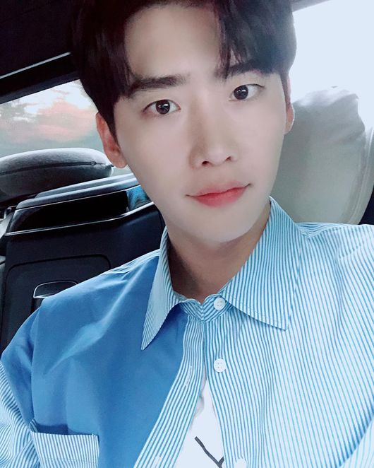 Actor Lee Jong-suk asked fans how they were doing.Lee Jong-suk posted a picture on his Instagram on Wednesday with a short message: What are you doing?In the photo, Lee Jong-suk is staring at the camera.His beauty, who is smiling in a fresh striped shirt, catches the attention of the viewers.Meanwhile, Lee Jong-suk confirmed the TVN new drama Romance Are You Ready To Play Outside? with Actor Lee Na-young.Lee Jong-suk Instagram