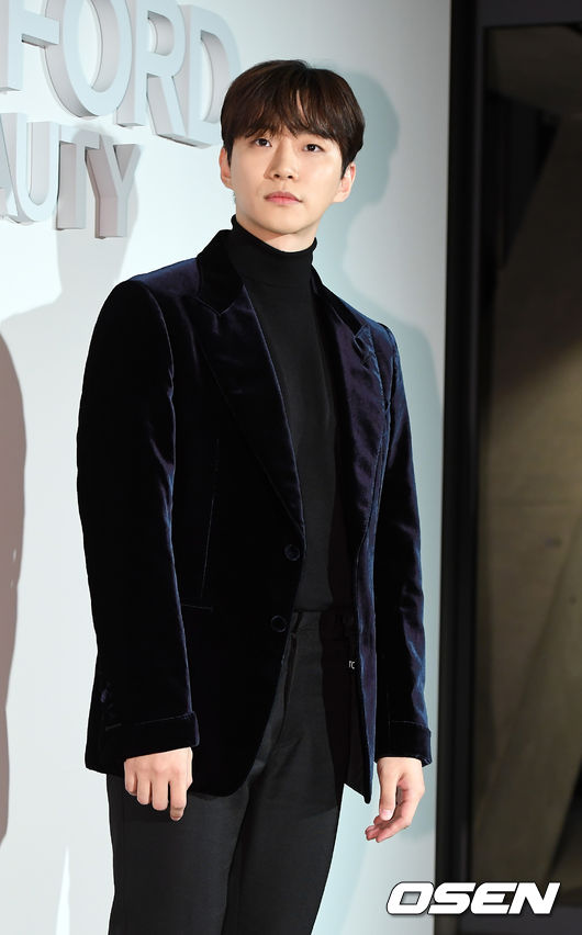 2PM Junho has a photo time to attend the Tom Ford Beauty Photo Event held at JCC Creative Center in Jongno-gu, Seoul on the afternoon of the 11th.