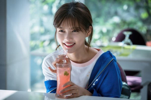 Kim Yoo-jung returns to the visual genius only tear synchro rate that makes imagination a reality.The JTBC monthly drama Once Clean Hot (director Noh Jong-chan, the plays Han Hee Jeong, the production drama House, Oh Hyung-je/hereinafter, Iltecheong), which will be broadcast on November 26th following the Beauty Inside, will focus attention on Kim Yoo-jungs character cut, which is hidden in the veil and raises expectations.It is a complete romance that the cleanliness of once hot is more important than life, CEO Jang Sun-gyeol (Yoon Gyun-sang), and Passion Manleb Cho Joon-saeng (Kim Yoo-jung), who is Earth 2 ahead of cleanliness, meet and unfold.As soon as the news of the drama production was announced based on the popular webtoon of Dongmyeong, it received the hot attention of domestic and foreign fans, and it became a anticipated work by completing the perfect lineup of Kim Yoo-jung, Yoon Gyun-sang and Song Jae-rim.Kim Yoo-jung, who finally took off his veil, Gilosol raises expectations with the perfect synchro rate that ripped off the comic.Kim Yoo-jungs lovely cute-faced visual catches the eye even though he wears a t-shirt with a rusty head and a neck hanging.The smile that shines more than the sunshine is the worlds bright and bright Gil Osol itself.Kim Yoo-jung, who emits a brute beauty toward someone as if he does not care about his tangled head by tying the kimchi soup in a twisted T-shirt with a land on it, stimulates curiosity about Gil Osol Character.It is also interesting to see them captured at the interview.Kim Yoo-jung, who is dressed in a suit and wearing an admission ticket unlike usual, is appealing to something like Passion Manleb the student.Even if you look at the photos, Gil Osols infinite positive energy, which disarms viewers, is conveyed.Kim Yoo-jung, who is coming back in two years, will transform into a passive man-leb job preparation Gil Osol, whose Earth 2 is the priority over cleanliness.I am a student who has become a luxury of love as well as cleanliness because I am knocking on the door of employment by all the alba in the world.As Gil Osol, a hygienic idea Zero (a woman who gave up cleanliness), who gave up the cleanliness in a tight and tight reality and became a trademark, joined the Cleaning Fairy run by the Unconfirmed Man of the Sanggeuk, which suffers from a wall, a strange and hot human remodeling project begins.Kim Yoo-jung was loved by his outstanding acting skills and visuals that embody imaginary characters into reality in dramas based on the original work such as Gurmigreen Moonlight and The Sun with the Sun.Kim Yoo-jung, who has drawn both the original fans and drama enthusiasts acclaim, hopes to show the magic that once again brings life to the character in the original Webtoon Once Cleaning Hot.Kim Yoo-jung, who expressed his impression that I want to convey the positive energy of the clear and bright Osol and the clear energy that permeates the drama itself.Kim Yoo-jung, who has both acting ability and box office performance, is the first work he has chosen since becoming an adult, so it is noteworthy what kind of acting transformation he will meet with viewers.Kim Yoo-jung, who has already been fully assimilated to the character, is a Gil Osol itself.Kim Yoo-jung, who has a high understanding of the characters and excellent acting sense, can expect a new Gil Osol.I will be able to confirm once again why Kim Yoo-jung is called an actor who believes and sees, he said. You can also expect Kimmy to show with Yoon Kyun-sang and Song Jae-rim.On the other hand, director Roh Jong-chan, who was recognized for his sensual production in Preparation for acquisition and War of the Palace Cruelty - Flowers based on Dongmyeongs webtoon, and Han Hee Jeong, a Korean gunman, coincided.It will be broadcast first on JTBC at 9:30 p.m. on November 26 (Mon.) following the Beauty Inside. (End)Photo House, Brother Five