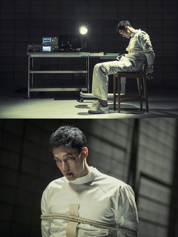 In the 11th and 12th MBC drama Terius Behind Me, So Ji-sub (played by Kim Bon)s escape from hell takes place.Earlier, a shocking past of So Ji-sub Minute, who was shot three years ago in Poland during a bloodbath with Assassinator Kay (Jo Tae-gwan Minute), was revealed.Kim Bons past act, which has chosen to live in seclusion, is still asking viewers how he came to Korea even after getting a serious injury.In response, Kim Bon, who lost his mind with a gunshot wound, will be revealed on the air today (11th). A piece of the past that was brought to the R3, an NIS (NIS) safe house, will be released in the play.In the photo, the shocking figure of Kimbon, who is tied to a chair with both arms wrapped, focuses on the Sight.The messed-up appearance due to severe torture traces can be felt in an unusual situation in harmony with the gloomy Minute crisis.Especially, it is not so good, but the eyes that are staring at the eyes are poisonous, and it is invoking the reasoning instinct of viewers who will be at the end of his sharp light.Kim Bon is making a life-threatening escape here and heralds a chewy thrill to grab her heart.Above all, So Ji-subs colorful action performance, which will double the tension with overwhelming intensity, is expected to cause a strong vibration in the heart of the house theater once again with his aura.On the other hand, a new card, not an Assassination wizard card, appeared on the tarot card site where Kim Bon looks at the enemys dynamics, and it was concluded with a new tension.
