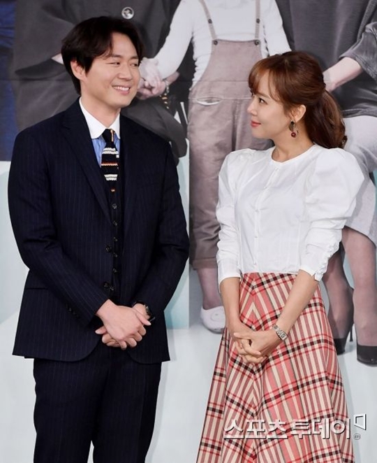 Sooo-jin Yeon Jung-hoon, an actor in My Love Healing, thanked the spouses for their extraordinary support.On the afternoon of the 11th, MBCs new weekend drama My Love Healing (playplayplay by Won Young-ok and director Kim Sung-yong) was presented at Sangam MBC Golden Mouse Hall in Sangam-dong, Mapo-gu, Seoul.Kim Sung-yong PD, actor Sooo-jin Yeon Jung-hoon Kim Chang-wan, Jeong Ae-ri Park Jun-gum Yeon Jung-hoon attended and talked about the work.The sequel to My Love Healing, a sequel to The Son of the Rich, is a drama depicting a warm and warm human family growth drama through the cheerful and cheerful struggle of the national super Wonder Woman Im Chi-woo, who has never wanted to be a good daughter, daughter-in-law and wife, but who has been sacrificed to his family.In this work, Sooo-jin played the main character Im Chi-woo, and Yeon Jung-hoon played the role of Choi Jin-yu, who had a crush on Im Chi-woo a long time ago.Sooo-jin is the wife of her husband, Baek Jong-won, and Yeon Jung-hoon is also famous as the husband of his wife, So Yoo-jin.The two said they were supported by Baek Jong-won Han Ga-in before shooting.So Yoo-jin praised her husband, Baek Jong-won, saying, My husband is not a style to cheer me up. When I wake up at dawn, I eat and go out.So Yoo-jin said, Sweet steamed fish, stew, Galbi-jjim, these are cooked.I eat rice well, so I eat it at dawn.  I want to go to the kitchen because I want to have something, he said. I think the food is a cheer.Yeon Jung-hoon said, On the contrary, we only support words. We support hard. Every work is asked about Han Ga-ins support, and it always is.I always support you hard, he said, thanking his wife.My Love Healing will be broadcast four times in a row every Sunday at 8:45 pm, starting with the first broadcast on the 14th.