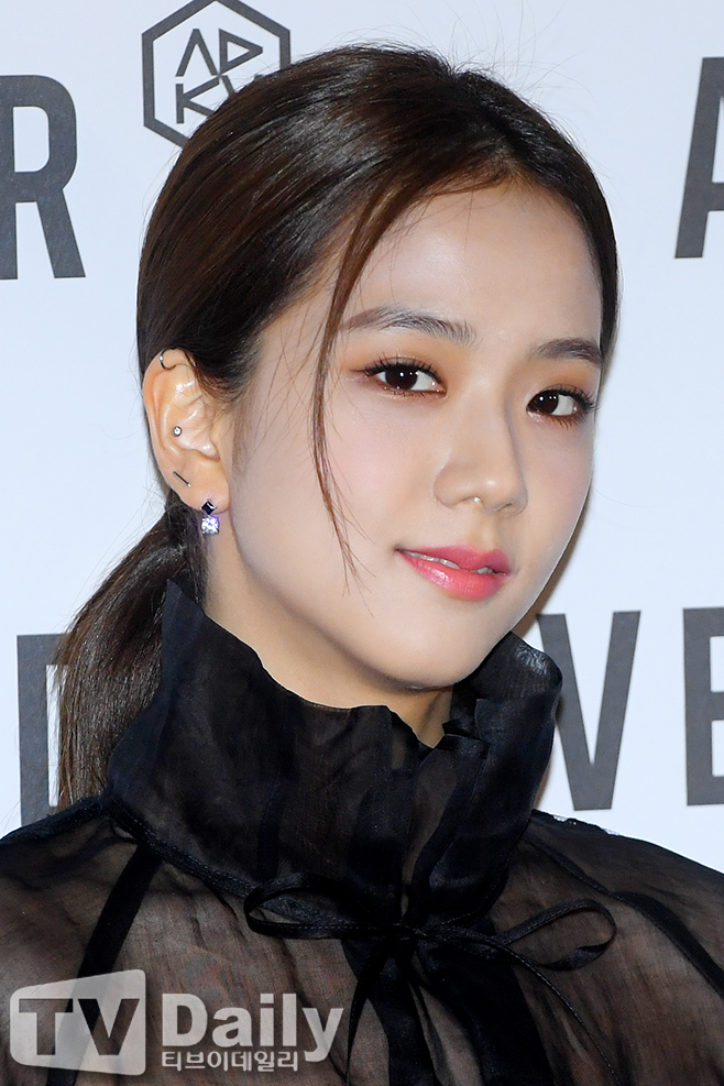 BLACKPINK JiSoo poses at the launching event of the imported brand editorial store held at the Adekube Flagship Store in Sinsa-dong, Gangnam-gu, Seoul on the afternoon of the 11th.editing shop open event