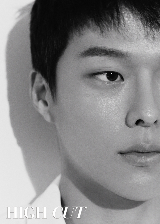 Actor Jang Ki-yong decorated the cover of Hycutt with pure visual.Jang Ki-yong has released a variety of charms that call for virtue through the star style magazine Hycutt picture issued on the 18th.The boy beauty conveyed by clear skin and sleek jaw line, the youthfulness felt in the strong spirit and warmth, and the gentleman who emits the perfect proportion of the suit fit.The next generation of all-in-one who has been proven to be acting has appeared here. The unrealistic appearance of each others different masculinity temperature and fragrance is impressive with the difference between perfect appearance and small eyes.In an interview after shooting, Jang Ki-yong asked when the moment he realized popularity was The age group that you will find out after Confession Couple has expanded to 30-40s.Most of the teenage female fans were modeled.Nowadays, when I go to eat after shooting, my 40s will greet me, and when I shoot location, my 70s and 80s will welcome me.I was greedy to show more Actor as an Actor. Asked about why he chose Bad Guys: The Movie as his next film, he said: Its a simple reason.I originally liked the Noir Action movie, and when I had a good opportunity, I wanted to learn action properly and do it well.It was my first movie, and I was excited to work with new staff and Actor seniors.I am playing a new character that is not in the drama Bad Guys, and I am glad that I can show you the charm that I have not shown before. Asked what was the most pleasant thing I heard recently, I replied, I was very grateful for the words Jang Ki-yong, good eyes.I want to be an Actor who is expected to continue.I usually like to play with a joke and a bright person, Jang Ki-yong, but I aim to show such an actor who breathes differently in his work. Jang Ki-yongs picture can be seen through Hycutt 229 issued on the 18th.Photo = Hycutt