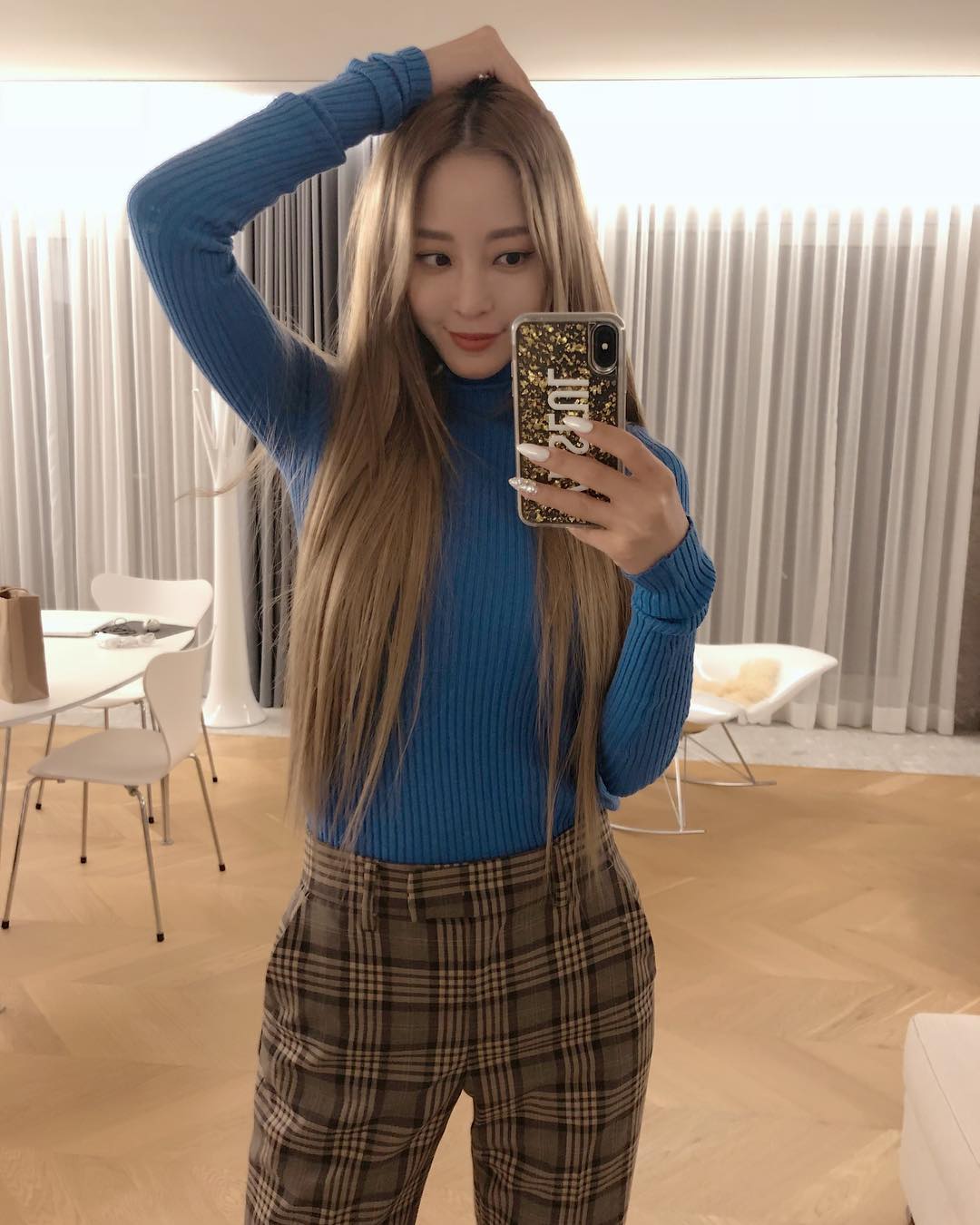 Actor Han Ye-seul is attracting the attention of many netizens who show off their unique fashion sense.On the 10th, Han Ye-seul released a picture of his instagram with an article Because its autumn.Han Ye-seul in the public photo matched the blue sweater to the brown check pants that were falling in the autumn Feelings.Her sensational autumn fashion, which is directed like a fashionista, is chilly these days, and you can feel a little warm atmosphere.The netizens left comments such as Autumn Goddess, It goes well with hair and clothes and It is so beautiful.Photo = Han Ye-seul Instagram