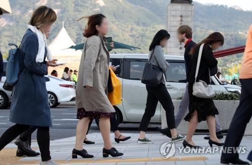 쌀쌀한 출근길 아침 기온이 쌀쌀한 날씨를 보인 지난 1일 오전 서울 종로구 광화문광장 세종대로 사거리에서 출근길 시민들이 옷을 여미고 발걸음을 옮기는 모습. [연합뉴스 자료사진]