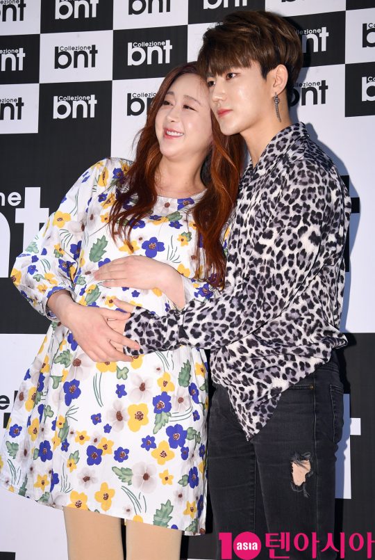 So-won Ham - Evolution couple pose at the B & T Corlegione pop-up store opening event held at Lotte Department Store in Sogong-dong, Jung-gu, Seoul on the afternoon of the 12th.