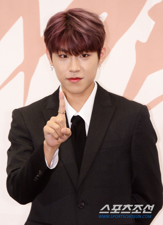 Park Woojin, a member of the group Wanna One, plays a special judge on the final stage of KBS2 dance battle entertainment Dancing High.Recently, a plurality of entertainment officials said, Wanna Ones Park Woojin appears on the final stage of Dancing High.I plan to play as a limited-time judge in the last Battle. Dancing high is the first entertainment program in Korea to be performed by dancers from all over the country.MC Jung Hyung Don is the mainstay of the dance coach corps Just Zalk, Riakim, Lee Gi-kwang, Hoya and Seung-Hoon Lee, who team up with teenage dancers to continue Battle.Especially, in the Dancing High final stage scheduled to be recorded on the 13th, stars who are considered to be the Dancing Shin Dance King in Korea will appear as judges and continue sharp and sharp screening.Above all, Park Woojin, a dancing machine called Human Angler, will gather topics as a special judge with each performance in the top idol group Wanna One.Park Woojin, who is the head of the sword, is interested in what kind of reviews will be made for the dancers teams of Dancing High.On the other hand, Dancing High is broadcast every Friday night at 11:10 pm.