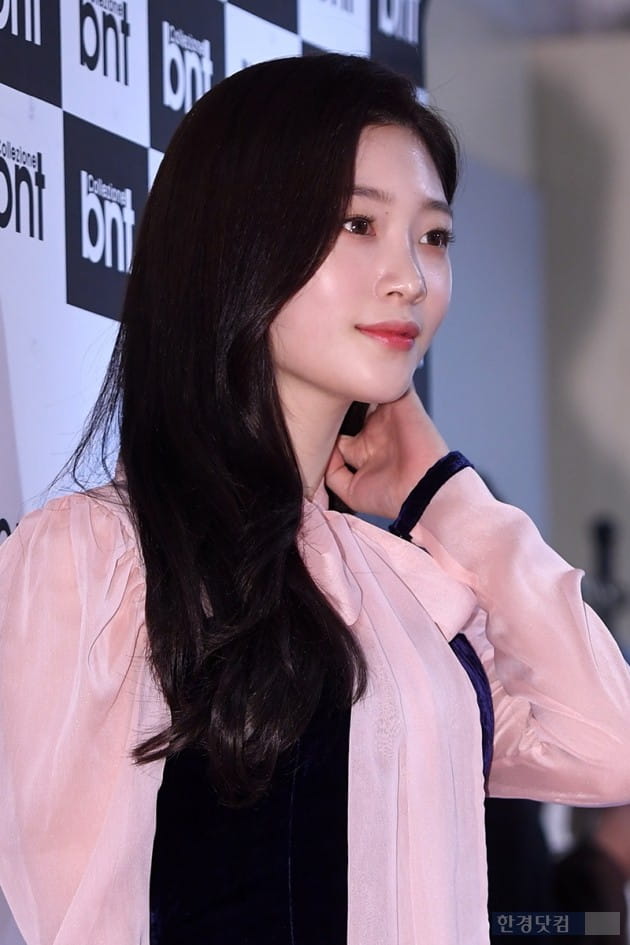 Group DIA Jung Chae-yeon attended the photo month commemorating the opening of the Vienti Corregione pop-up store held at Young Plaza, Lotte Department Store, Sogong-dong, Seoul on the afternoon of the 12th.