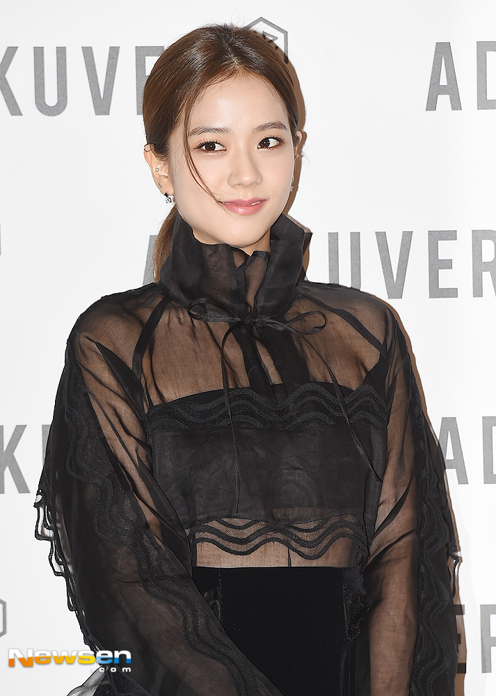 Adekube Flagship Store launch event Photo Call was held at Road to Dosan Adekube Flagship Store in Gangnam-gu, Seoul on the afternoon of October 11th.Singer BLACKPINK JiSoo is taking a pose on the day.useful stock
