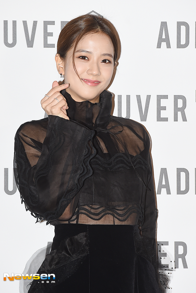 Adekube Flagship Store launch event Photo Call was held at Road to Dosan Adekube Flagship Store in Gangnam-gu, Seoul on the afternoon of October 11th.Singer BLACKPINK JiSoo is taking a pose on the day.useful stock