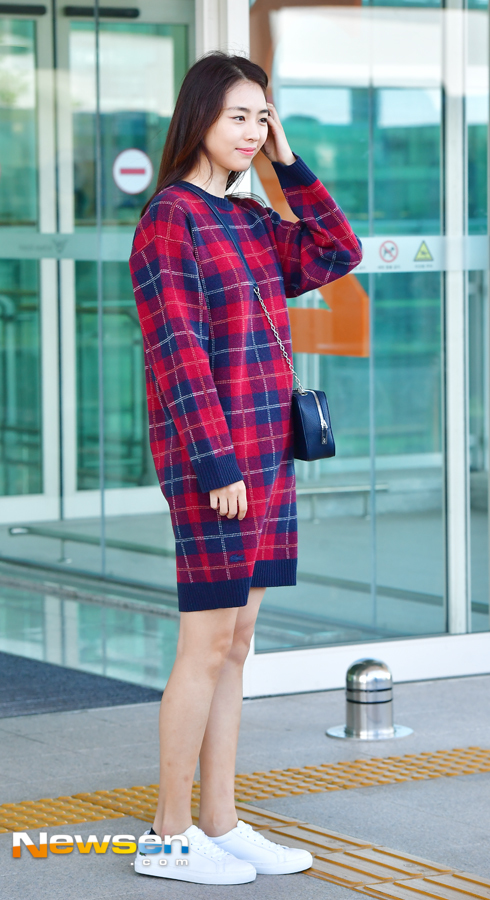 Actor Lee Yeon-hee left for Paris, France, showing the Airport Fashion through the Incheon International Airport Terminal # 2 on the morning of October 12th.Lee Yeon-hee is heading to the departure hall on the day.Jang Gyeong-ho