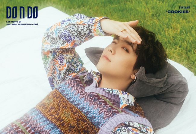 Lee Hong-gi, who released a new song on the 18th, unveiled a concept photo with a fresh atmosphere.Lee Hong-gi agency FNC Entertainment released its first concept photo of its second mini album DO n DO on the official FT Island SNS on the 11th.In two open concept photos, Lee Hong-gi is lying on a bed on a blue field, frowning in the sun, and catching his eyes with a warm sun.Next to it is the Astronomical telescope, which seems to have fallen asleep in search of the universe and stars, which inspires unique imagination for viewers.Through the fresh and unique arrangement of props, Lee Hong-gis mind is filled with dreams that are freely dreamed regardless of space and situation.Lee Hong-gi will also vent his free-spirited energy to his fullest in his new album, which will be released on October 18.The title song Cookies (COOKIES) (Feat) conceived in the cookie video of the film.Jung Il-hoon of BtoB) is a song that means to look forward to the next page that we will make in life as we look forward to the next series of movies while watching cookie videos.Lee Hong-gi and Jung Il-hoon of the group BtoB wrote together to complete a futuristic pop style song.Lee Hong-gis new album Two and Two soundtrack and the title song Cookies music video will be released at 6 pm on various soundtrack sitesFNC Entertainment