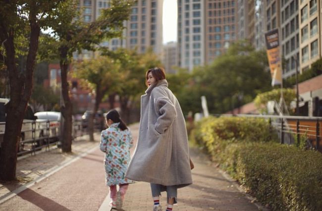 Vallejo dancer Yoon Hye-jin has revealed the current situation and netizens are attracting attention.Yoon Hye-jin posted a picture of her walking with her daughter on her SNS on the morning of the 12th with a message The first day of the thumbnail.Yoon Hye-jin added, On October 11, 2018, Her was self-extracted while eating bread.Meanwhile, Yoon Hye-jin is the daughter of actor Yoon Il-bong and the wife of Uhm Tae-woong.They were highly interested in viewers by releasing their daily lives through KBS entertainment 2 Days & 1 Night.Yoon Hye-jin SNS Provides