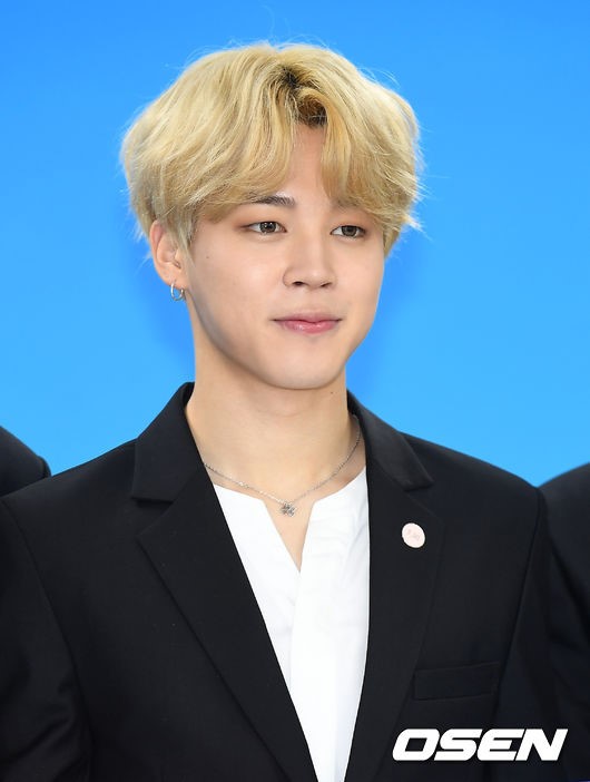 Group BTS met actor Uffy The Goldbergs on the BBCs flagship talk show The Graham Norton Show.Jimin is absent from the health issue, and fans are cheering.On the 12th, BTS released a photo on the official SNS with the explanation We met Uppy The Goldbergs.In the photo, BTS is looking at the camera with a hand heart with Uffy The Goldbergs.Uppy The Goldbergs also expressed his affection for BTS on his SNS with the article Love these guys!!In particular, BTS is wearing Korean traditional clothing in IDOL music video.BTS and Uppy The Goldbergs met on The Graham Norton Show.The Graham Norton Show is the UKs leading program on BBC Channel, which has been hosted since 2007 by actor and comedian Graham Norton, and is the UKs best late-night talk show featuring world-class stars.BTS re-asserted its global presence by reporting the appearance with Whoopi The Goldbergs, Jamie Dornan and Rosamund Pike.It is also known that he has set up IDOL stage as well as talk.However, Jimin did not attend the recording. Big Heat said, From the morning of the recording, severe walls were gathered on the neck and back to take medical measures.I arrived at the station and tried to participate in the recording, but I decided not to proceed with the recording because my physical condition was not good. Fans are pouring hot cheers, saying that it is good to pour love calls from all over the country, but health is the first priority.As a result, BTS continues its global career by launching its famous American programs Americas Got Talent, The Tonight Show Starring Jimmy Fallon, and Good Morning America, followed by UK talk shows.Meanwhile, BTS held a concert for European tour concert at London O2 Arena on October 10.O2 Arena is a large venue where the 2012 London Summer Olympics were held. 40,000 concert tickets for two days were completed at the same time as the reservation began.BTS SNS, Uffy The Goldbergs SNS