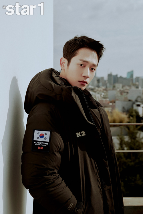 Actor Jung Hae In has covered the November issue of Star & Style Magazine.Jung Hae In conducted a picture released in the November issue of At style.In this picture, which was conducted together with an outdoor brand, Jung Hae In has digested the image of a bright young man from the image of a serious man through the concept of Haeins time.In this picture, Jung Hae In showed down style in a casual style and a masculine suit look, matching the style for winter.On the other hand, in the November issue of At Style to be released on the 23rd, you can meet the pictorial and behind-the-scenes cut of Jung Hae In.Photo = At style