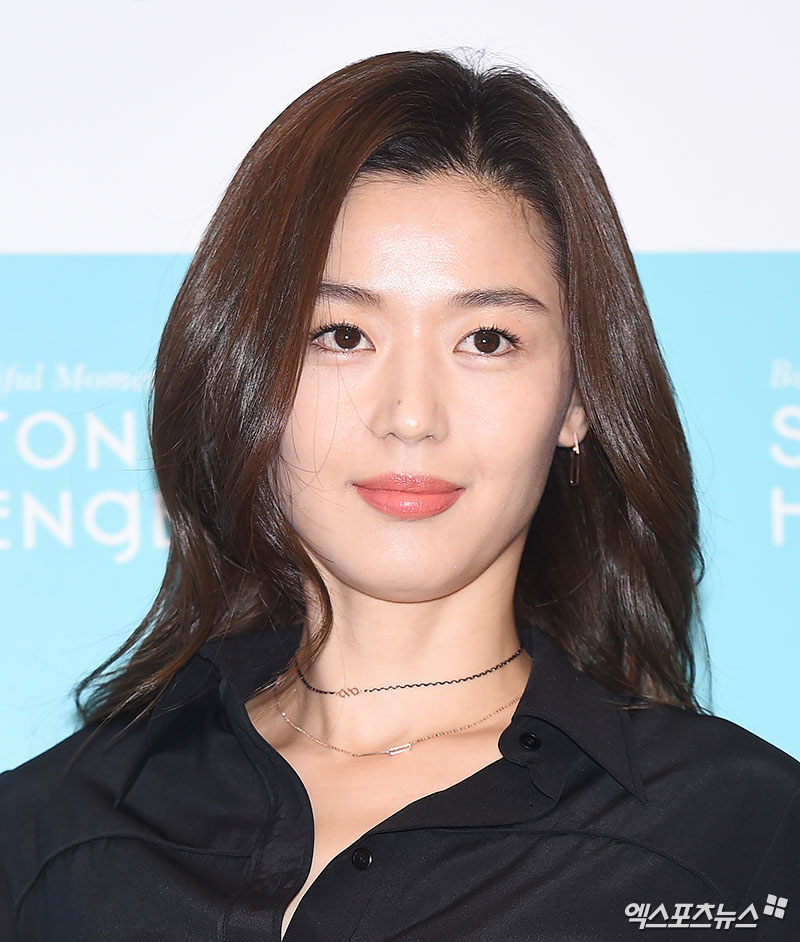 Actor Jun Ji-hyun poses at a photo wall event of a jewelery brand held at the headquarters of Lotte Department Store in Sogong-dong, Seoul on the afternoon of the 12th.