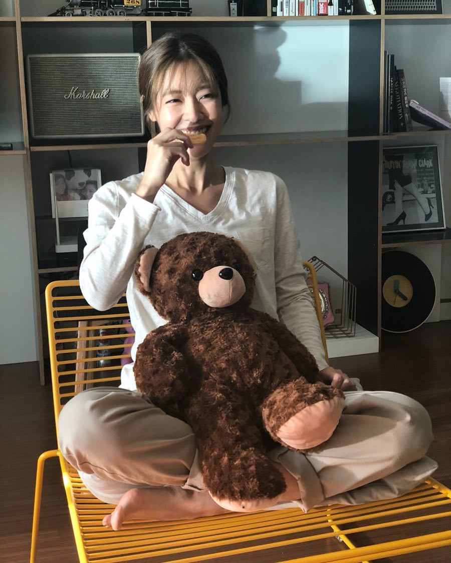 Actor Lee Yoon-ji has revealed his sunny routine.On the 12th, Lee Yoon-ji interposed a cute picture with his article Today is more boring than yesterday, snack time through his instagram.Lee Yoon-ji in the photo holds a bear doll in his arms and eats a Confectionery in one hand and laughs like a child.On the other hand, Lee Yoon-ji plays the role of Baek Ju-ran in JTBC drama The Third Charm.Photo = Lee Yoon-ji Instagram