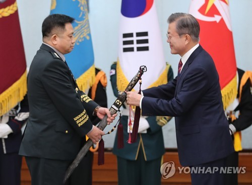 신임 합참의장 삼정검에 수치 수여하는 문 대통령 (서울=연합뉴스) 황광모 기자 = 문재인 대통령이 12일 오전 청와대에서 열린 군 장성 진급 및 보직 신고식에서 박한기 신임 합참의장의 보직 신고를 받은 뒤 삼정검에 수치를 달아주고 있다.       hkmpooh@yna.co.kr   (끝)