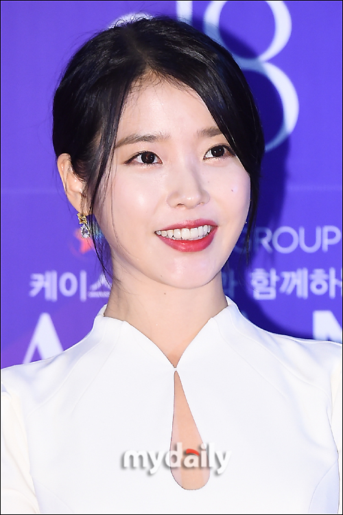 Singer IU attends the 2018 APAN Star Awards (Asia-Pacific Star Awards) at the Hall of Peace at Kyunghee University in Seoul, Seoul, on the afternoon of the 13th.