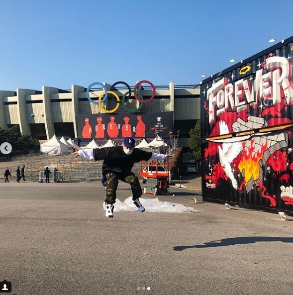 H.O.T. Jang Woo Hyuk expressed his excitement ahead of the 17-year-old complete Concert.Jang Woo Hyuk posted several photos taken in front of the main stadium of Jamsil Sports Complex on October 13th in his personal instagram.In the photo, Jang Woo Hyuk poses in front of H.O.T. complete Concert and Ali poster and Graffiti.Jang Woo Hyuk added with the photo, D-1 these are gathered together, dream garden #foreverhot.Park Su-in