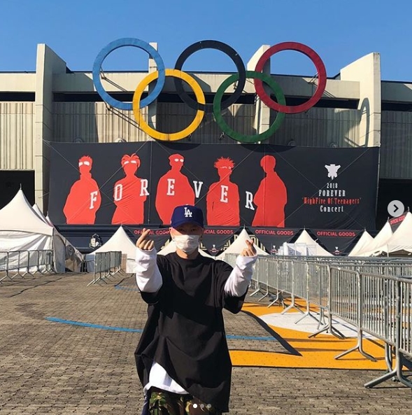 H.O.T. Jang Woo Hyuk expressed his excitement ahead of the 17-year-old complete Concert.Jang Woo Hyuk posted several photos taken in front of the main stadium of Jamsil Sports Complex on October 13th in his personal instagram.In the photo, Jang Woo Hyuk poses in front of H.O.T. complete Concert and Ali poster and Graffiti.Jang Woo Hyuk added with the photo, D-1 these are gathered together, dream garden #foreverhot.Park Su-in