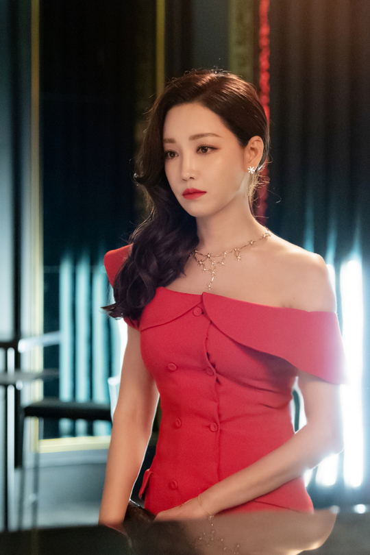 Lee Yoo-ri Kim Yung-min showed off a RED dress and suit. 
