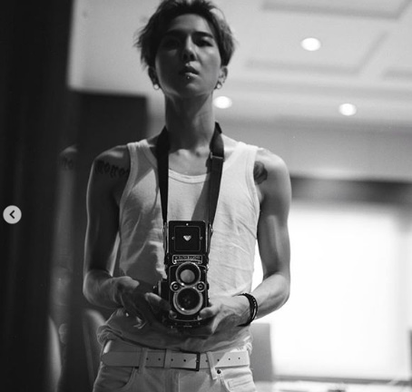 Group WINNER Song Min-ho unveiled a warm mirror Selfie.Song Min-ho posted a picture on his SNS on the morning of the 13th with an article entitled My appearance in the mirror.In the photo, Song Min-ho took a camera in front of the mirror and made various facial expressions; in another photo, she showed off her warm figure in a sleeveless shirt.Song Min-ho plays a big role in TVN New Journey to the Westsong min-ho SNS