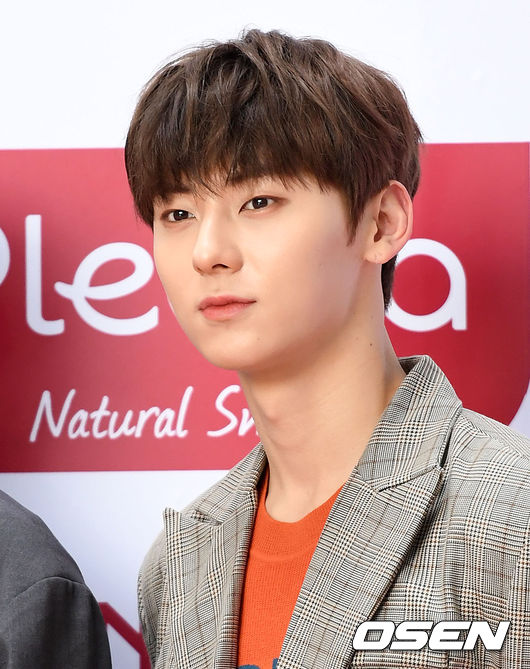 On the afternoon of the 13th, Seoul Amorepacific Corporation headquarters held a dental care brand Plesia Chicka Boom PLAY fan event.Group Wanna One Hwang Min-hyun has photo time