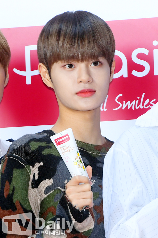 Lee Dae-hwi of the group Wanna One poses at the Chicka Chicka Boom Boom PLAY Pleasian fan event held at the headquarters of AMOREPACIFIC Corporation in Yongsan District, Seoul on the afternoon of the 13th.Wanna One fan event