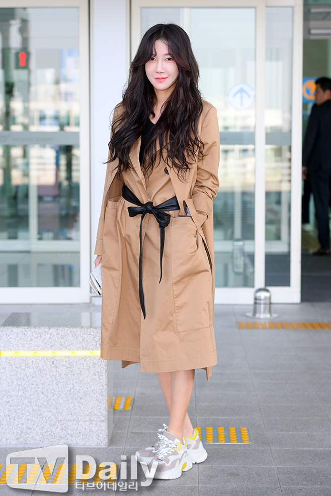 Actor Lee Ji-ah is departing into United States of America LA through the International Airport on the afternoon of the 13th.Lee Ji-ah Departure