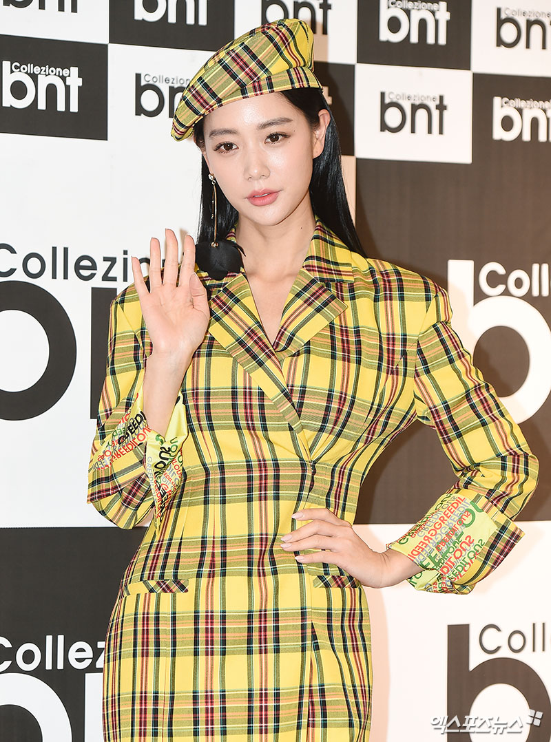 Clara, who attended the opening ceremony of a pop-up store of a global fashion brand held at Young Plaza in Lotte Department Store in Sogong-dong, Seoul on the afternoon of the 12th, poses.
