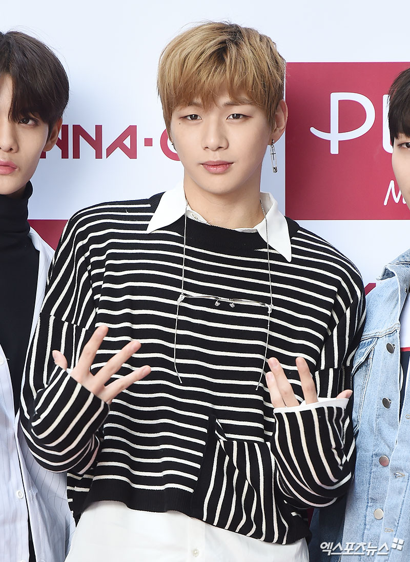 Wanna One Kang Daniel poses at an event of a Naturalism dental care brand held at the headquarters of Amorepacific Corporation in Yongsan District, Seoul on the afternoon of the 13th.