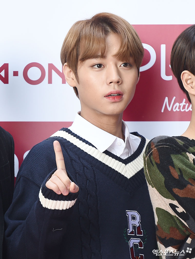 Wanna One Park Jihoon poses at an event of a Naturalism Dental Care brand held at the headquarters of the Korea Pacific Corporation in Yongsan District, Seoul on the afternoon of the 13th.