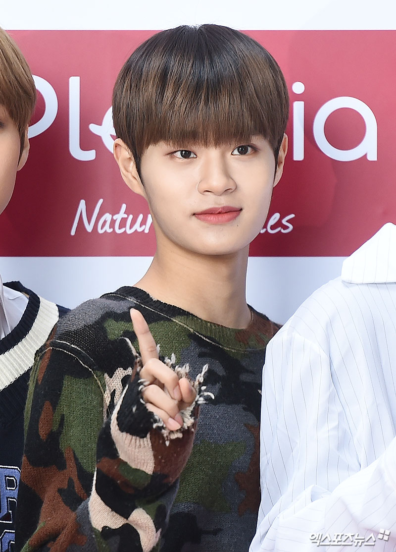 Wanna One Lee Dae-hwi poses at an event of a Naturalism dental care brand held at the headquarters of the Korea Pacific Corporation in Yongsan District, Seoul on the afternoon of the 13th.