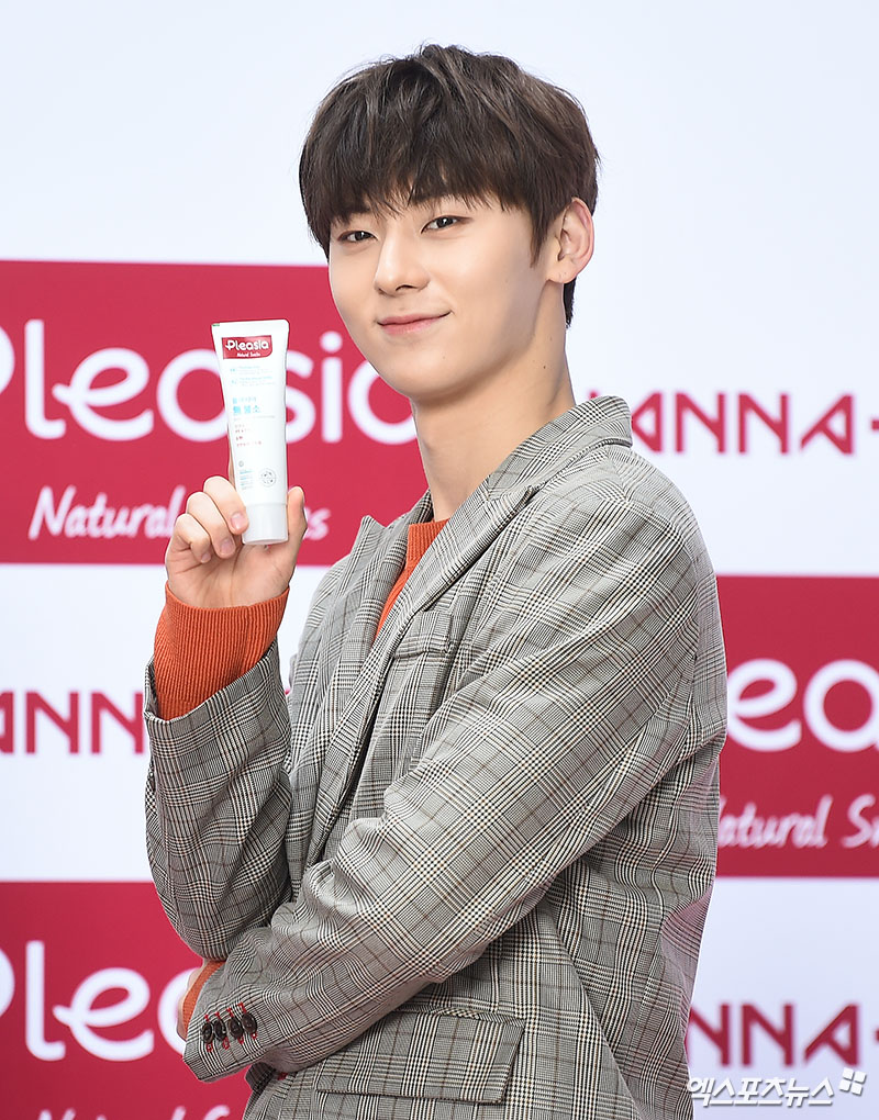 Wanna One Hwang Min-hyun, who attended an event of a Naturalism dental care brand held at the headquarters of the Korea Pacific Corporation in Yongsan District, Seoul on the afternoon of the 13th, poses.