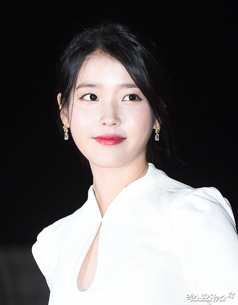Singer IU, who attended the 2018 APAN Star Awards Red Carpet Event held at the Hall of Peace at Kyunghee University in Hoegi-dong, Seoul, poses on the afternoon of the 13th.