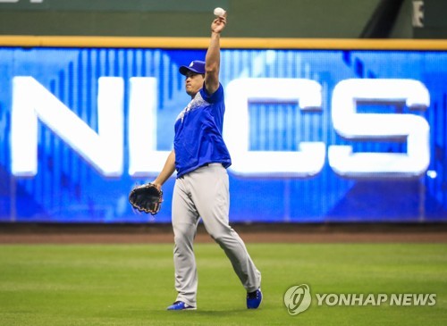 차분하게 NLCS 2차전 등판을 준비하는 류현진 (밀워키 EPA=연합뉴스) 로스앤젤레스 다저스 류현진이 내셔널리그 챔피언십시리즈(NLCS) 1차전이 열리는 13일(한국시간) 미국 위스콘신주 밀워키의 밀러파크에서 가볍게 캐치볼을 하고 있다. 류현진은 14일 NLCS 2차전에 등판한다.