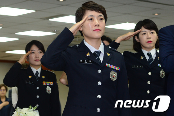 1일 오전 서울 서대문구 미근동 경찰청에서 열린 제70주년 여경의 날 행사에서 여경들이 국민의례를 하고 있다. 2016.7.1/뉴스1 © News1 임세영 기자