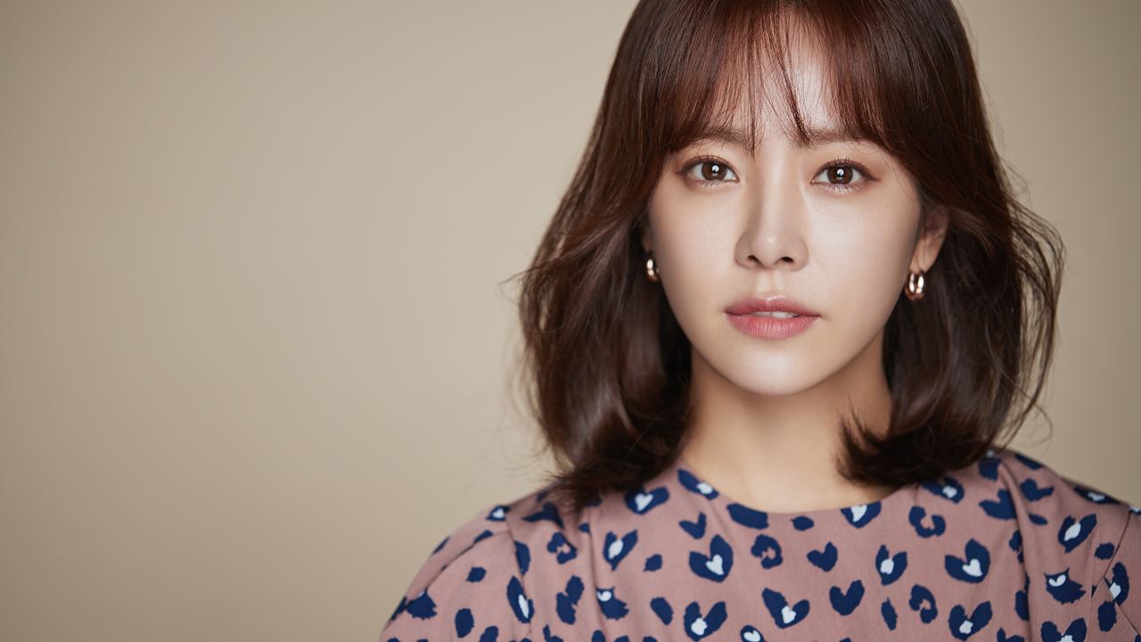 Han Ji-min, who is in his mid-thirties, said he expects to grow older than his growing experience.From drama to movie, it shows off its charm like a pale color with a different character. It freely crosses the house theater and screen with a solid acting.I was strange and scared of acting, and then I changed a little bit when I did my first film, Chung Yeon (2005), and I got OK after the tearful performance, and for the first time I felt cool.Thats when I wanted to keep feeling, and I made him come here. Ha ha.In the meantime, Chungmuro ​​grown into one of the few actresses responsible for commercial films and an actor who is trusted by the audience.The dramas Kyungsung Scandal, Cain and Abel, Paddam Paddam, his and her heartbeat, Miljeong, and Longevity Award. Regardless of the big and small roles,His theory of choosing a work was unexpectedly simple.Wouldnt you learn something while working on it? Choices. I thought thats the only thing that I can play with Lee Byung-hun.The size of the role was not so important when Choices was working. I think itll change again when Im 40. Im expecting a lot. Wouldnt it be more flexible and hard?(Laughing) When I get older, I am dreaming of growing up as an actor by meeting Character who is in that age range. Im grateful that nothing happens because I think why, and the more I live, the harder it is to be normal.I appreciate it when it happens, but I often forget the importance of everyday life. If Han Ji-mins goal is to go to Travel and eat something delicious?(Laughing) I hope that Small happiness continues.