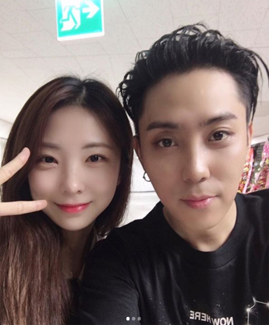 Lee Soo-hyun, from Produce 101, met with Eun Ji-won.On Friday, Lee Soo-hyun released a selfie on his Instagram account: Meet Eun Ji-won at the groups Jexkiss concert.A friendly look stood out: face to face, V. Eun Ji-won also had a shoulder-kick. Lee Soo-hyun raised Umji.Meanwhile Lee Soo-hyun is a trainee who made his face known on Mnet Produce 101, which gained popularity as he reached the final 13th.She confirmed her debut for the girl group Day Day, but it eventually disappeared.
