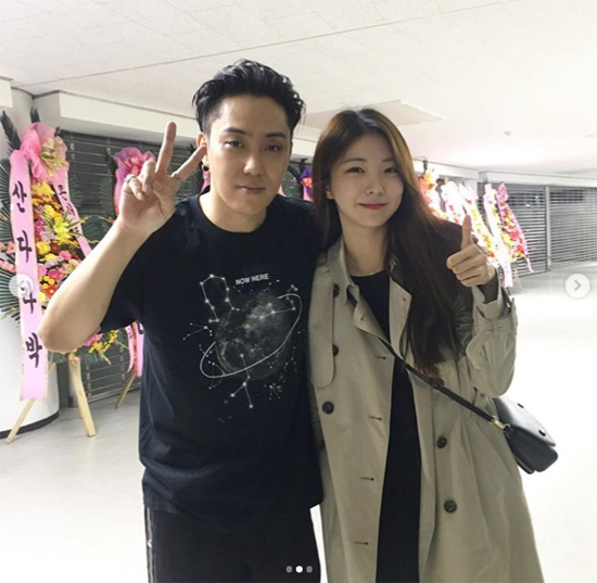 Lee Soo-hyun, from Produce 101, met with Eun Ji-won.On Friday, Lee Soo-hyun released a selfie on his Instagram account: Meet Eun Ji-won at the groups Jexkiss concert.A friendly look stood out: face to face, V. Eun Ji-won also had a shoulder-kick. Lee Soo-hyun raised Umji.Meanwhile Lee Soo-hyun is a trainee who made his face known on Mnet Produce 101, which gained popularity as he reached the final 13th.She confirmed her debut for the girl group Day Day, but it eventually disappeared.