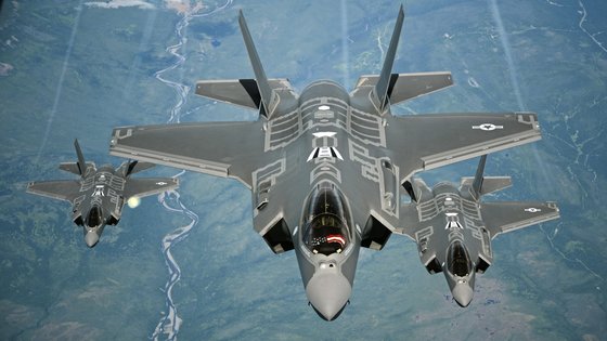 미국 공군의 F-35A 편대가 공중재급유를 위해 대기하고 있다. [사진 미 공군]