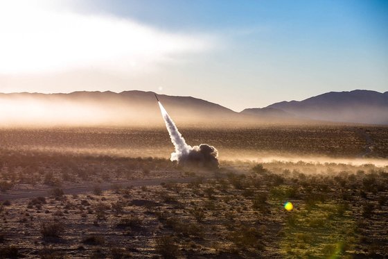 미국 해병대의 다연장 로켓포 하이마스(HIMARS) 발사 장면. [사진 미 해병대]