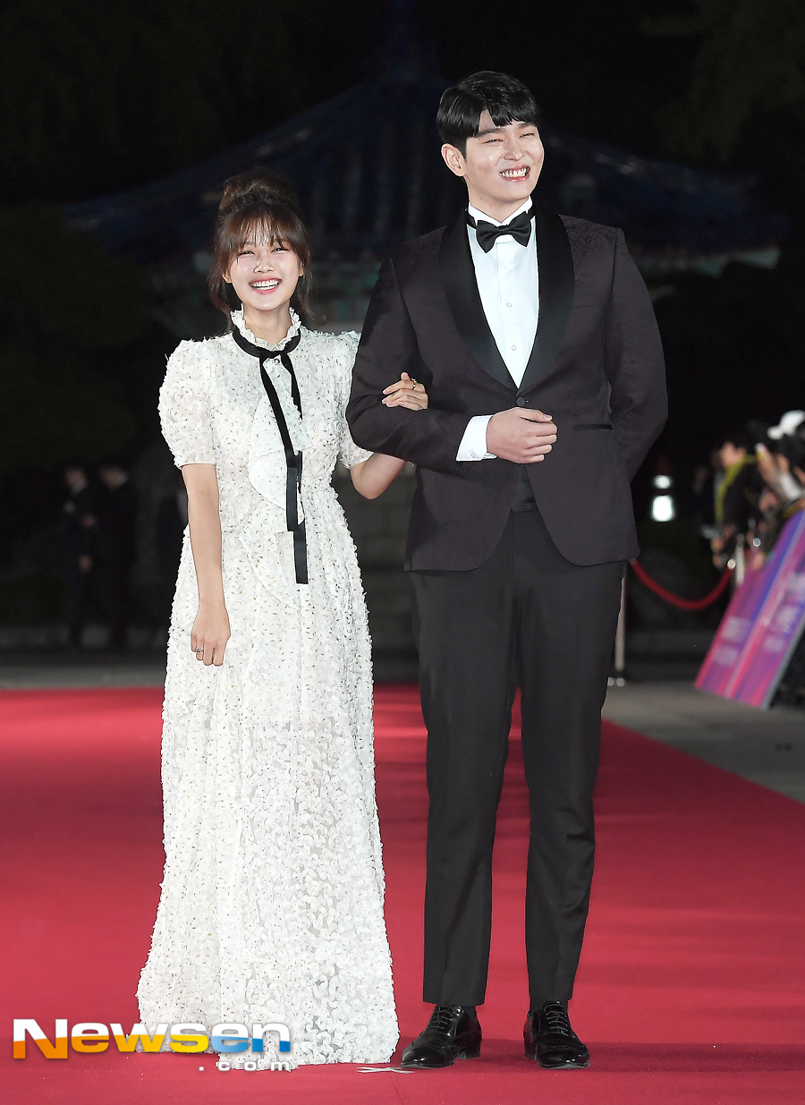 The 2018 APAN Star Awards (Asia-Pacific Star Awards) Red Carpet and Photo Wall were held at the Dongdaemun District, Kyunghee University Peace Hall in Seoul, on the afternoon of October 13.Kim Yoo-jung Yoon Kyun-sang attended the ceremony.The 2018 APAN Star Awards (Asia-Pacific Star Awards) is an awards ceremony for dramas on all channels that have become on air at all Korean stations and actors who have appeared in the works.Jung Yu-jin